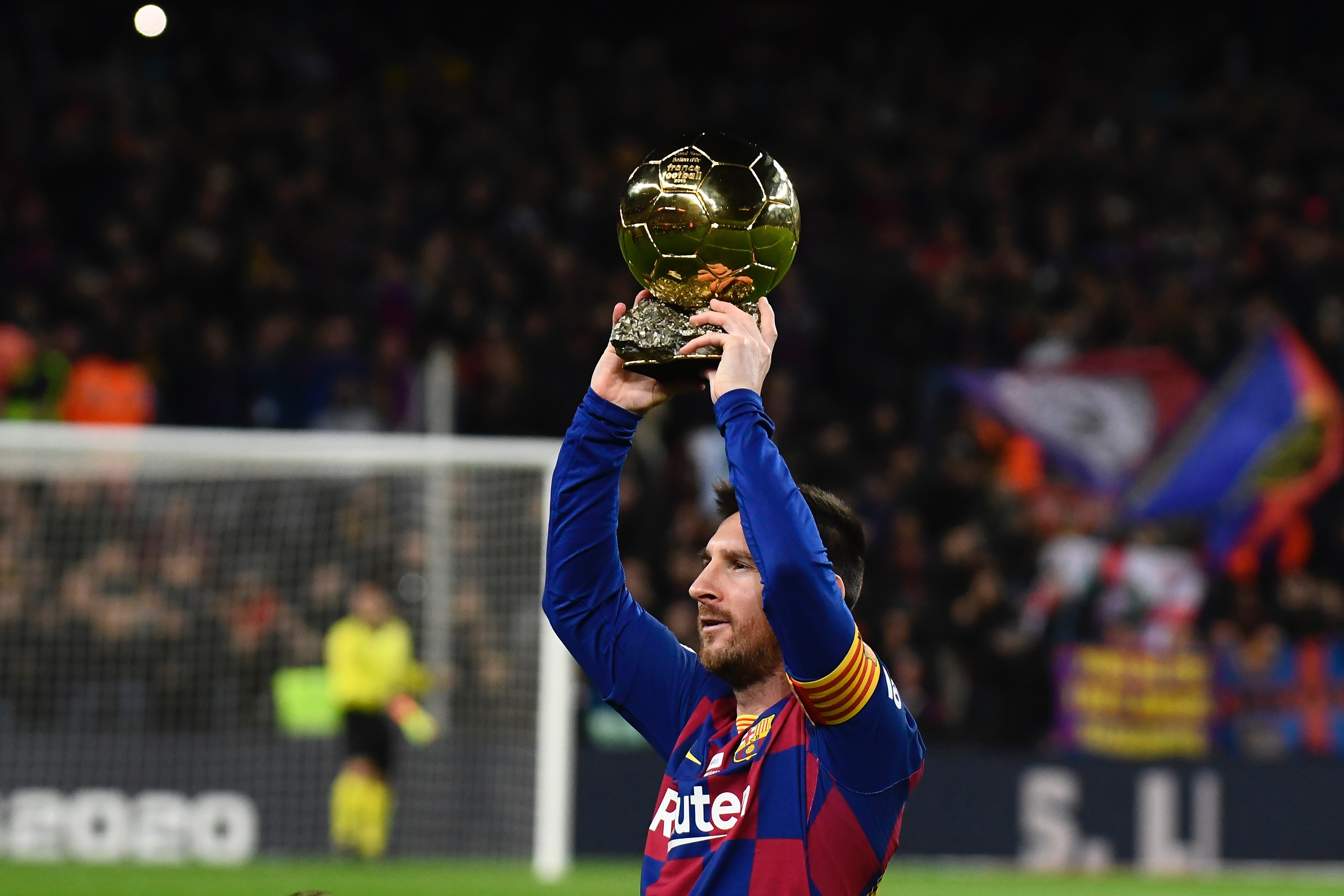 库里致命三分熄灭雄鹿反扑！勇士主场捍卫荣耀，字母哥空砍34+10