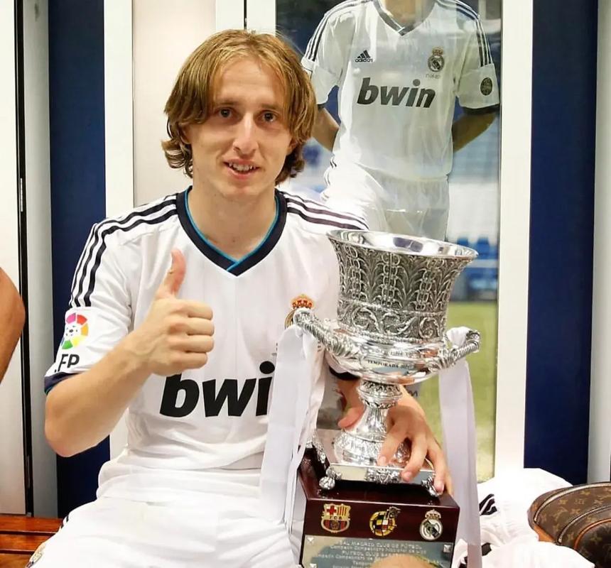 末节逆转！詹姆斯30+8+8率湖人胜鹈鹕，双巨头默契成赢球关键